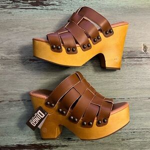 NWT Dingo Dagwood Sandals Tan 6M